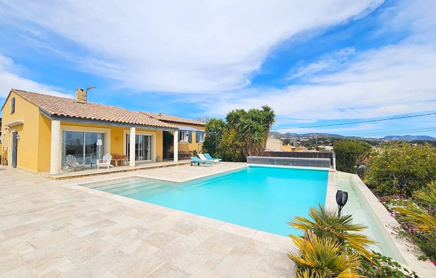 Villa avec piscine à débordement à vendre quartier de la Guicharde à Sanary