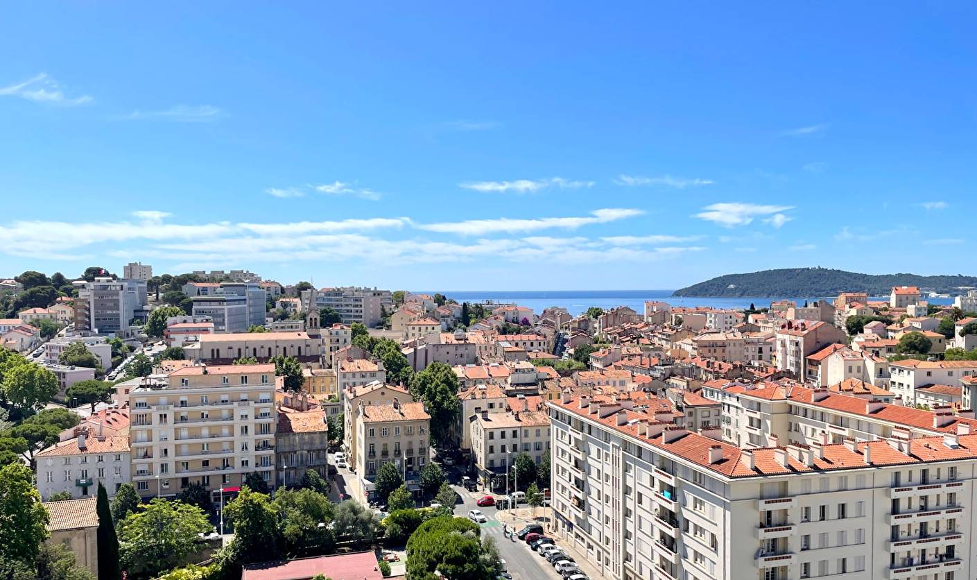 Appartement avec vue mer à vendre dans un immeuble-tour du quartier de Port Marchand à Toulon