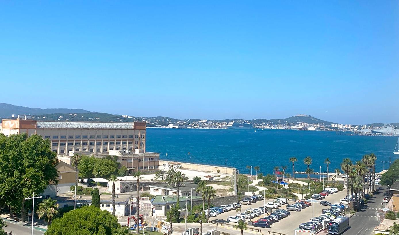 Appartement offrant une jolie vue mer panoramique de la rade de Toulon