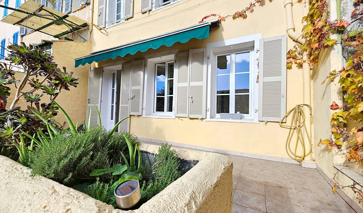 Appartement avec terrasse à vendre dans un immeuble de ville ravalé du centre-ville de La Seyne