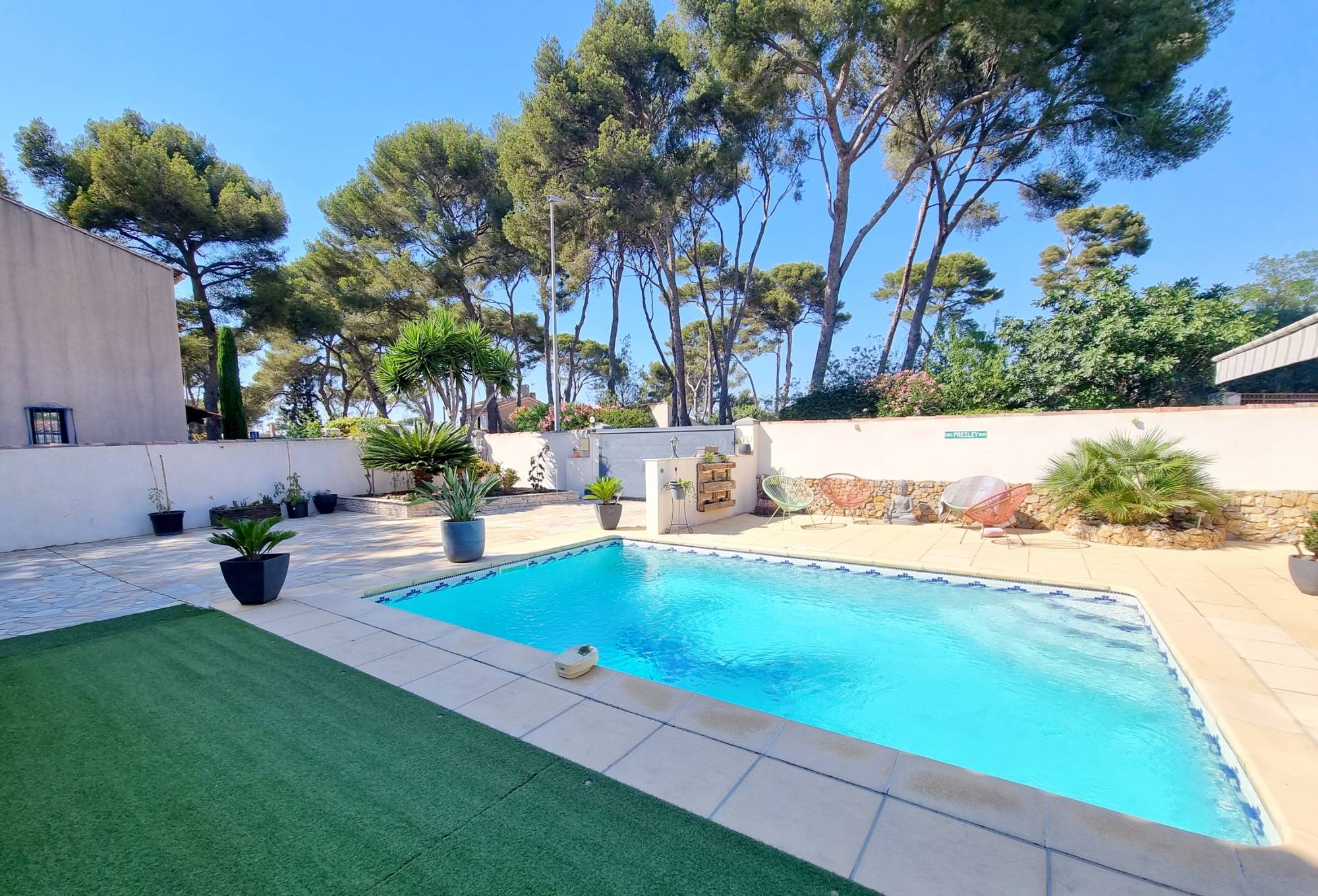 Villa avec piscine et garage à vendre au Brusc, à Six-Fours