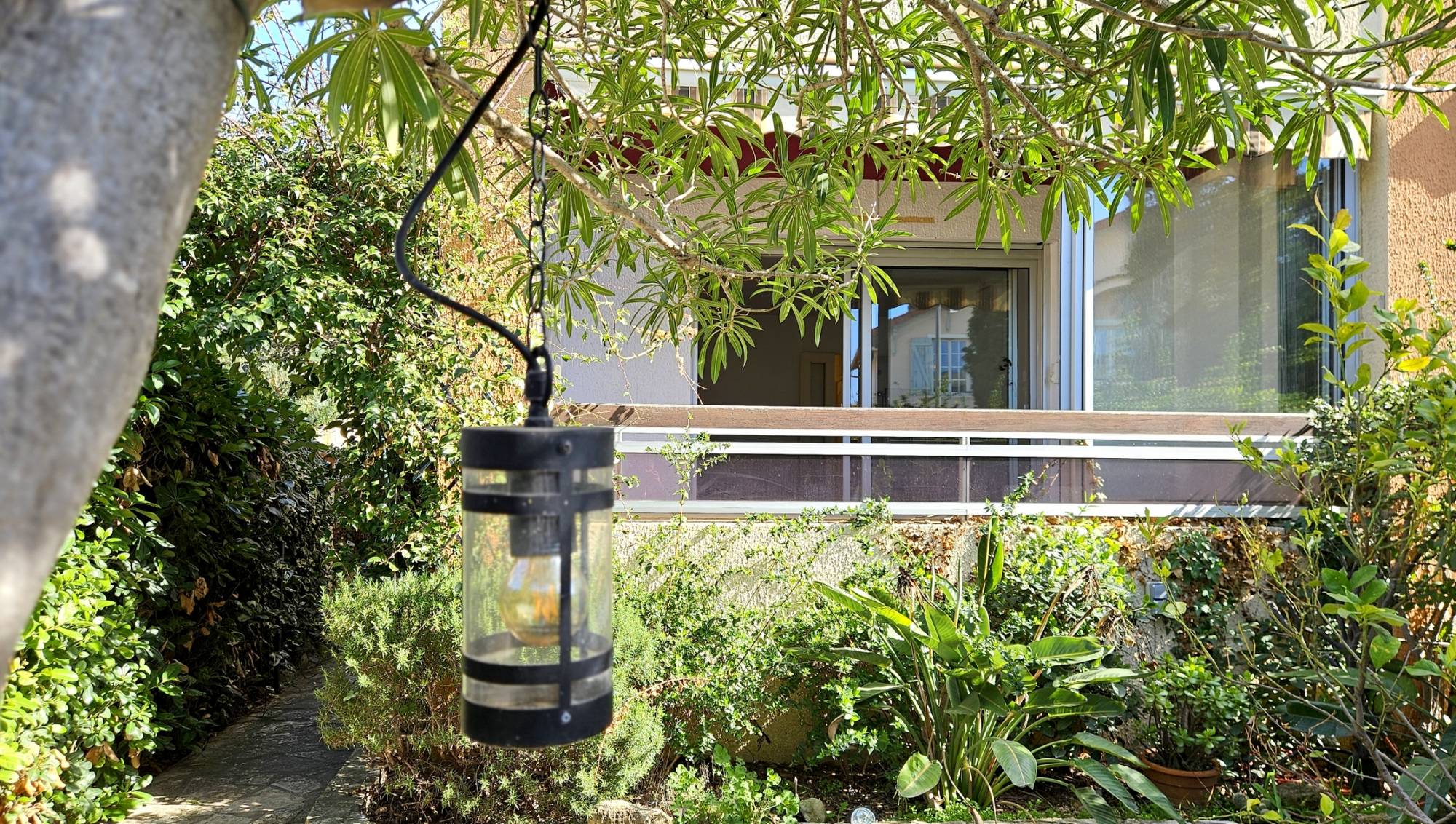 Appartement avec jardin privatif à vendre à proximité du théâtre Galli à Sanary-sur-Mer