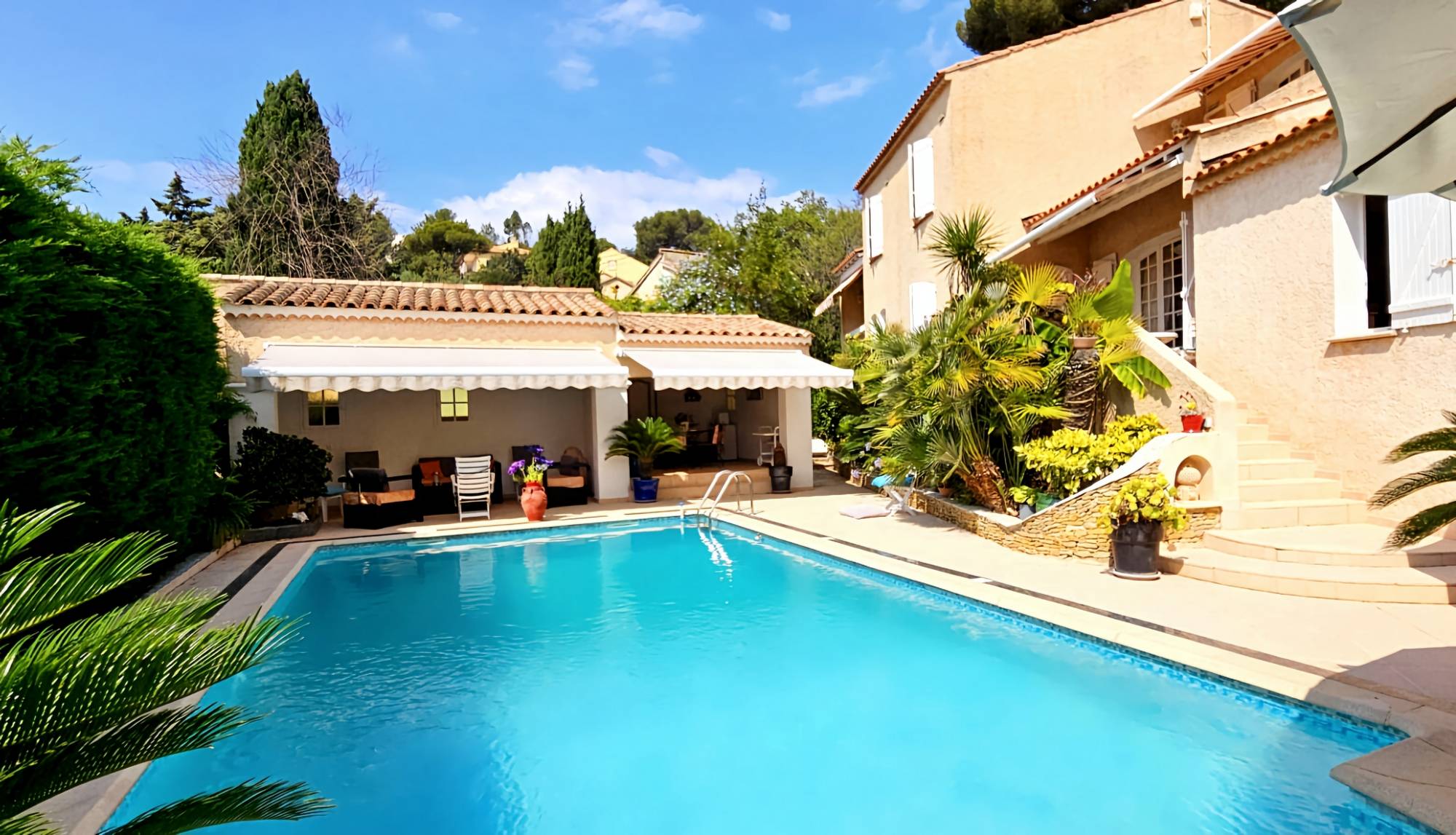 Villa traditionnelle avec piscine et jardin exotique à vendre sur la ville côtière de La Seyne-sur-Mer