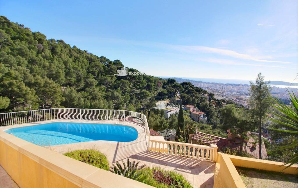 Villa de prestige avec piscine offrant une vue mer panoramique