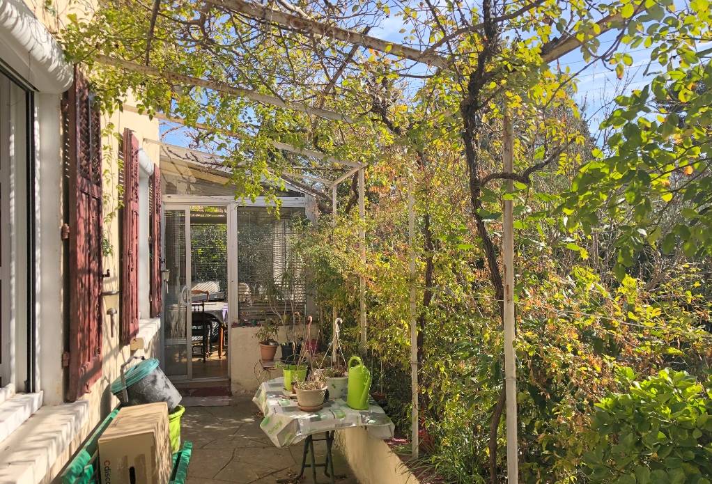 Maison individuelle de plain-pied avec terrain arboré à vendre à Toulon