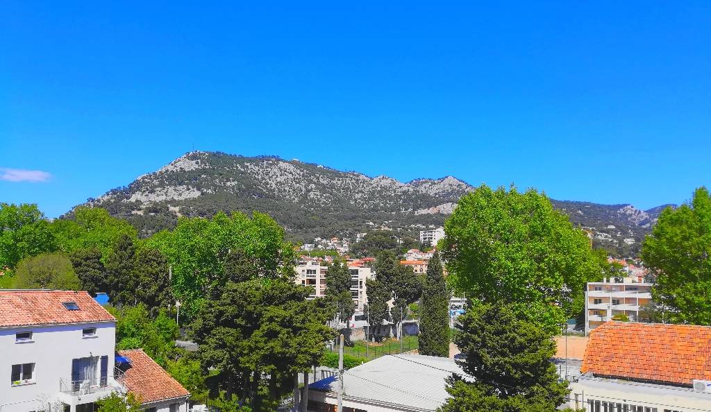 Appartement offrant une vue dégagée sur les collines de Toulon