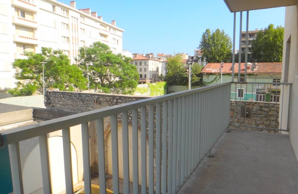 Appartement F5 avec balcon à vendre dans une tour à Port Marchand - proche du Mourillon