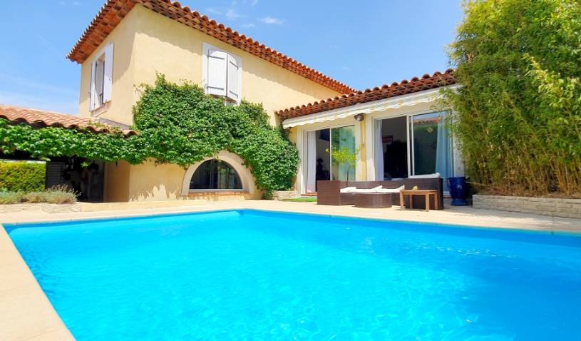 Villa avec piscine à vendre dans un lotissement sécurisé de la Graduère