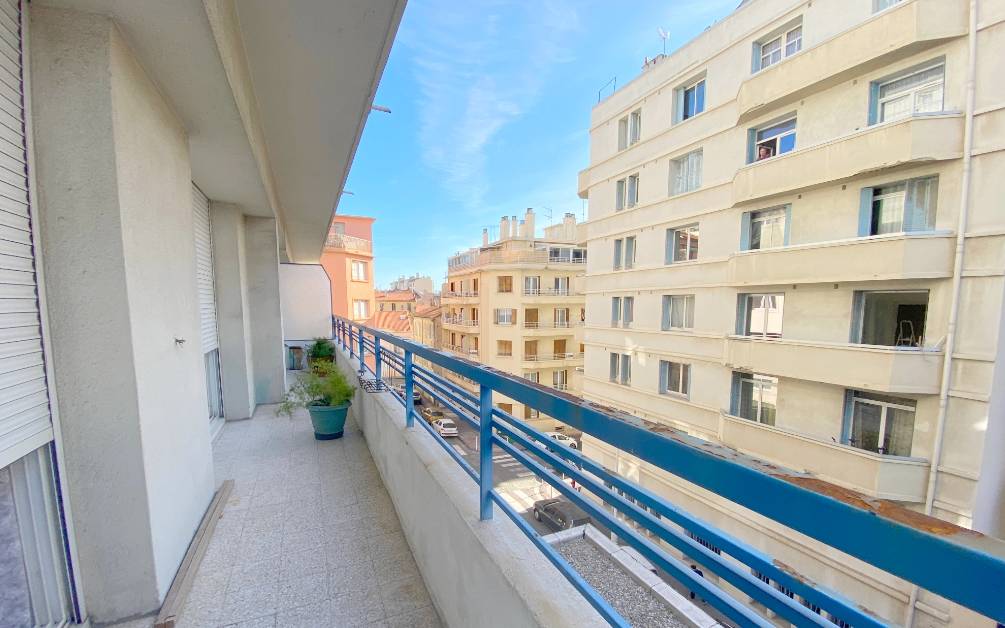 Appartement avec balcon filant à vendre proche du Jardin Champ de Mars