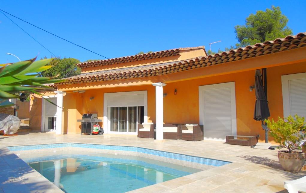A vendre villa T5 de plain-pied avec piscine à proximité de la plage du Rayolet