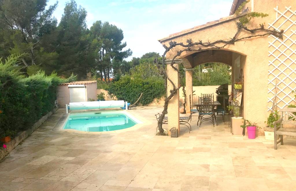 Maison indépendante avec piscine et garage à vendre à proximité des plages du Cros et du Rayolet