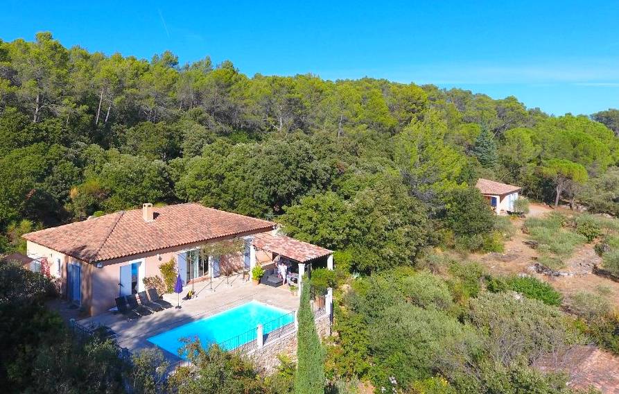 Villa avec piscine à vendre dans le village de Carcès