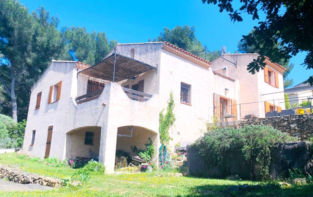 Villa traditionnelle avec terrain arboré à vendre quartier les Lônes