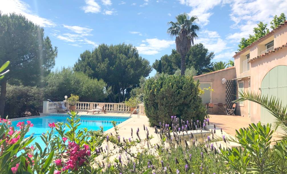 Sublime villa avec piscine à débordement à vendre à Sanary