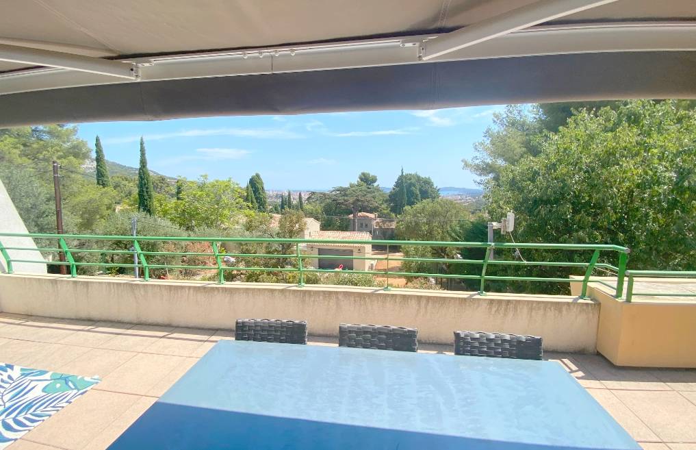 Appartement jouissant d'une jolie vue mer sur les hauteurs de Toulon