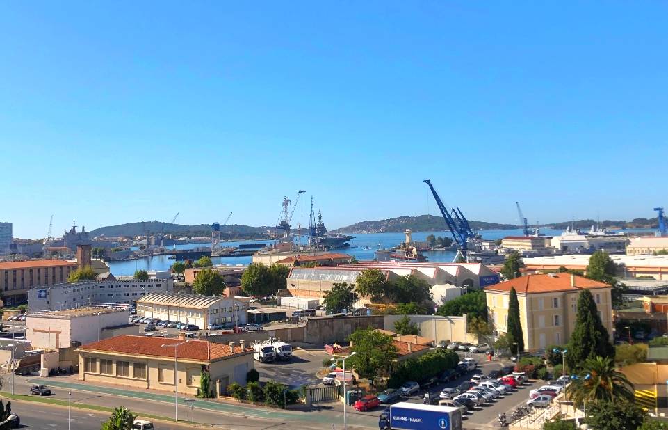 Appartement profitant d'une belle vue de la rade de Toulon