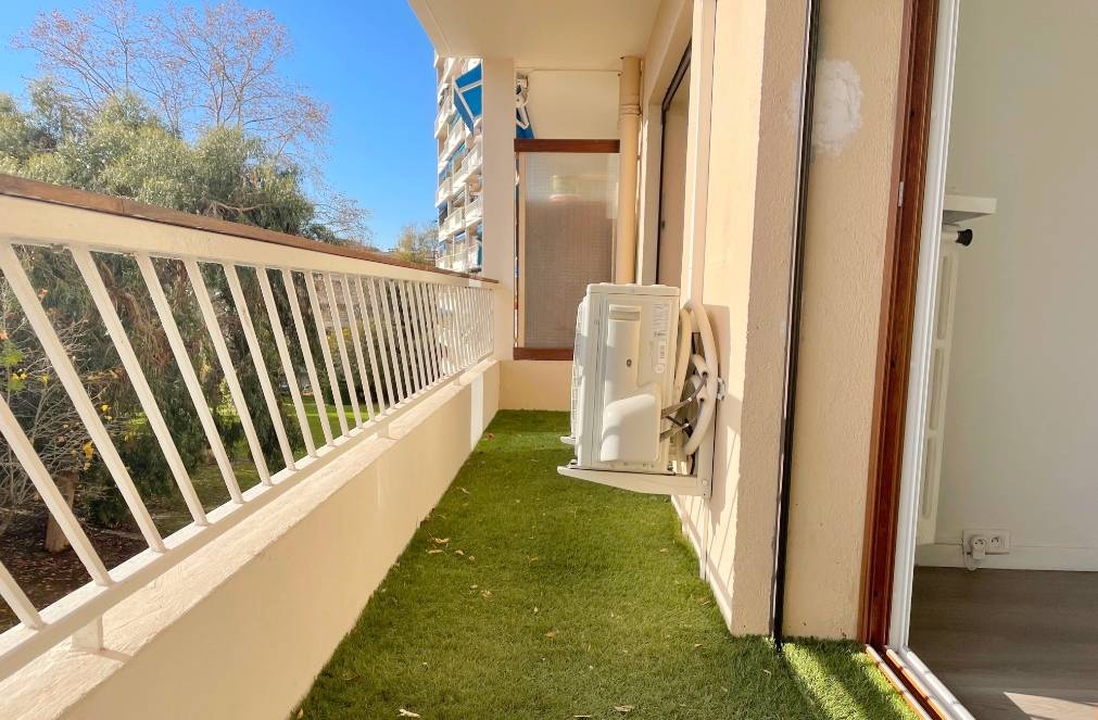 Appartement traversant avec terrasse à vendre à Toulon