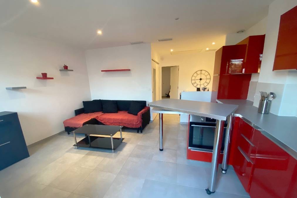 Appartement deux pièces rénové à vendre dans le centre-ville de Sanary-sur-Mer