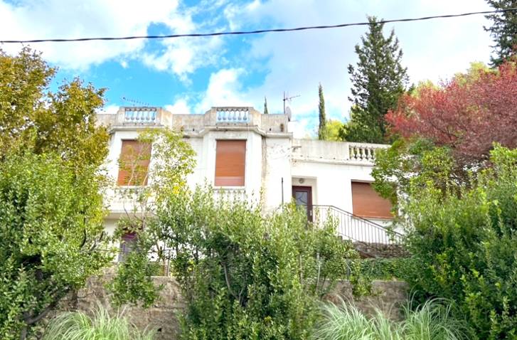 Villa avec terrain agricole à vendre dans le village de Solliès-Toucas