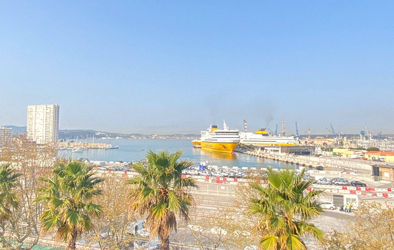 Appartement offrant une jolie vue sur la Rade de Toulon, depuis Port Marchand