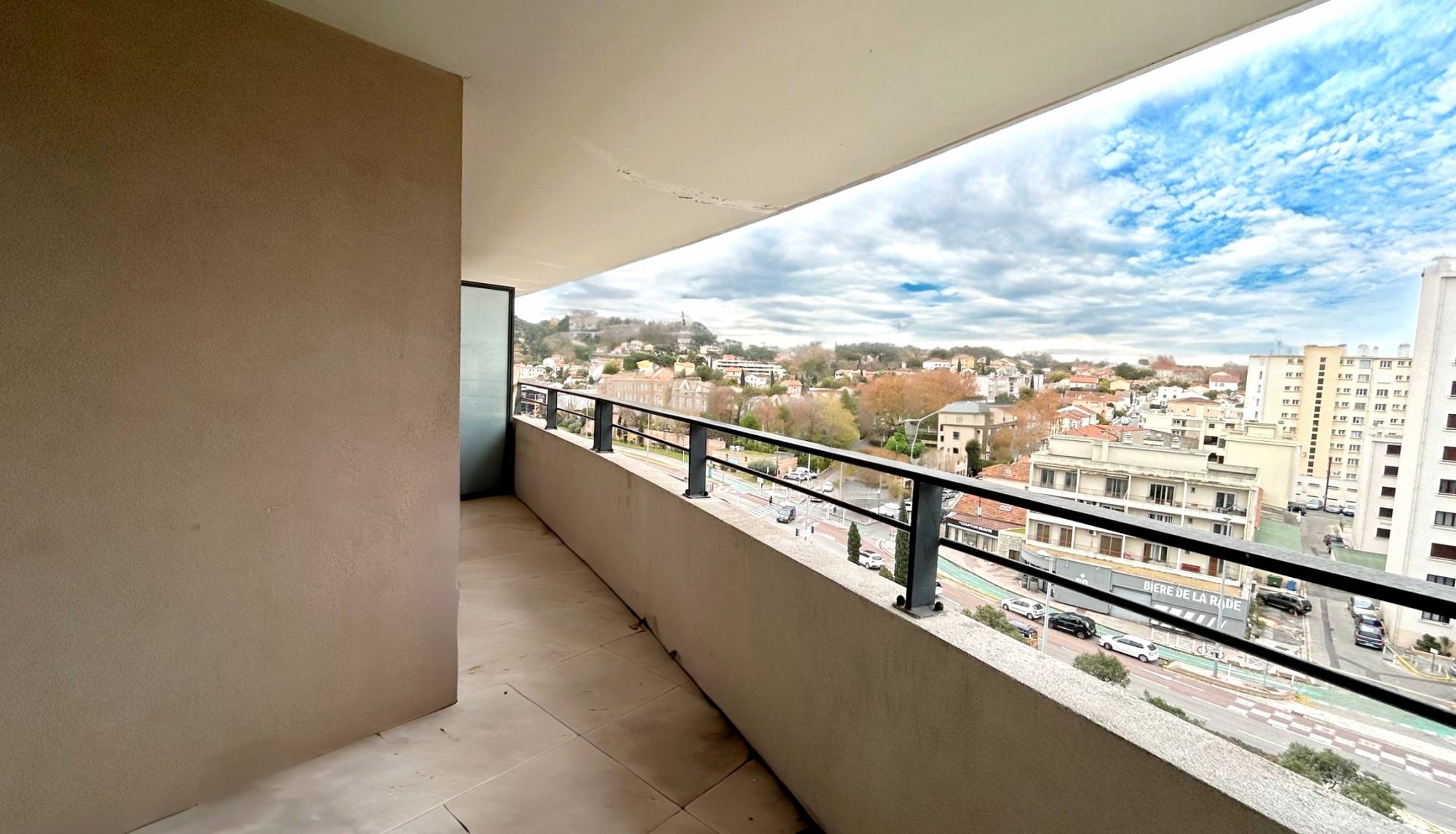 Appartement T2 avec terrasse à vendre dans résidence avec gardien à Toulon, Saint-Jean