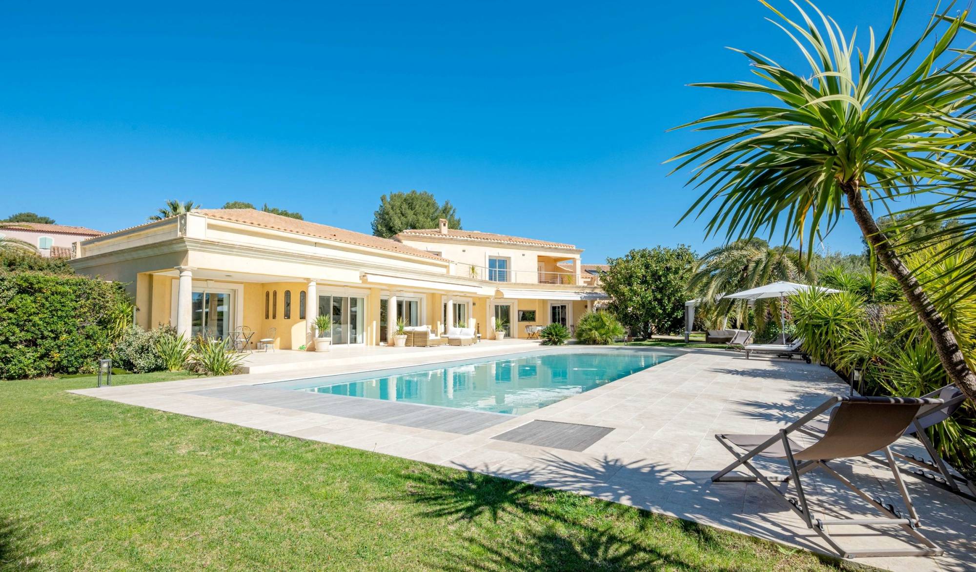 Propriété de prestige avec piscine et jardin luxuriant à vendre à Saint-Cyr-sur-Mer
